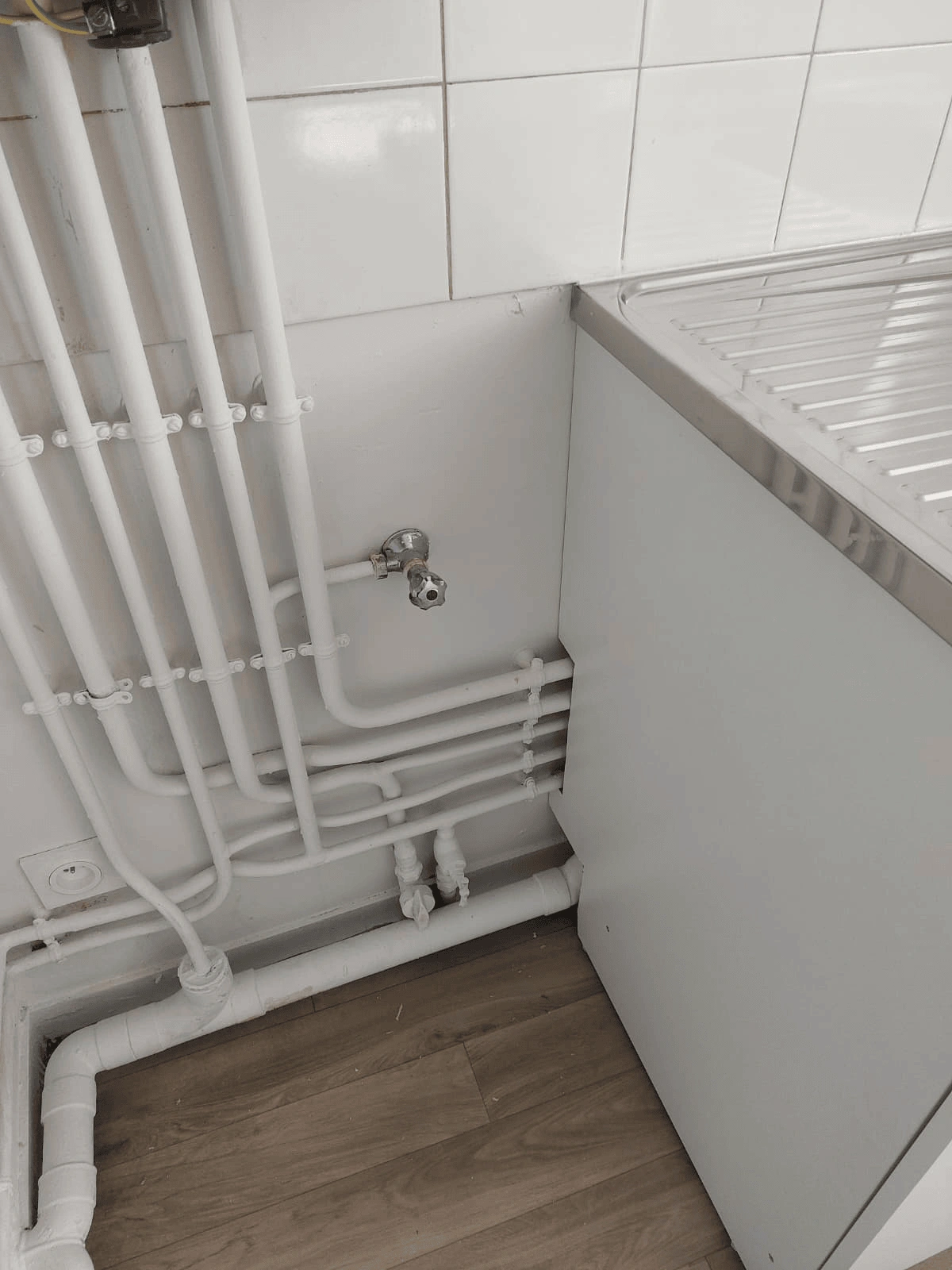 Tuyaux installés par Agir Elec dans une cuisine de maison