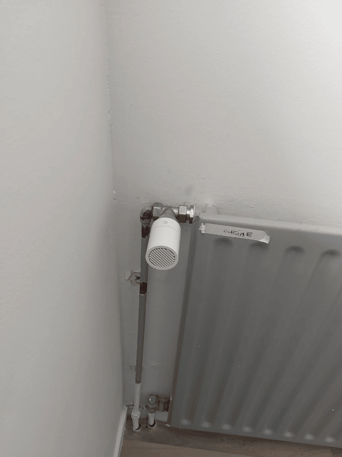 Robinet de radiateur installé par Agir Elec dans la cuisine d'une maison