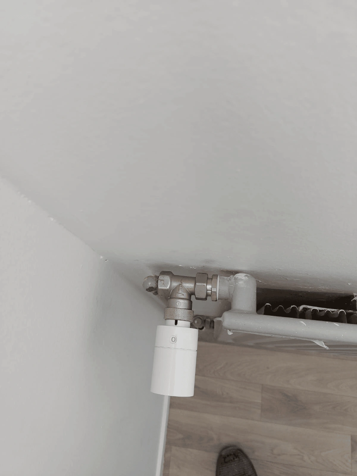 Robinet de radiateur installé par Agir Elec dans une entrée de maison