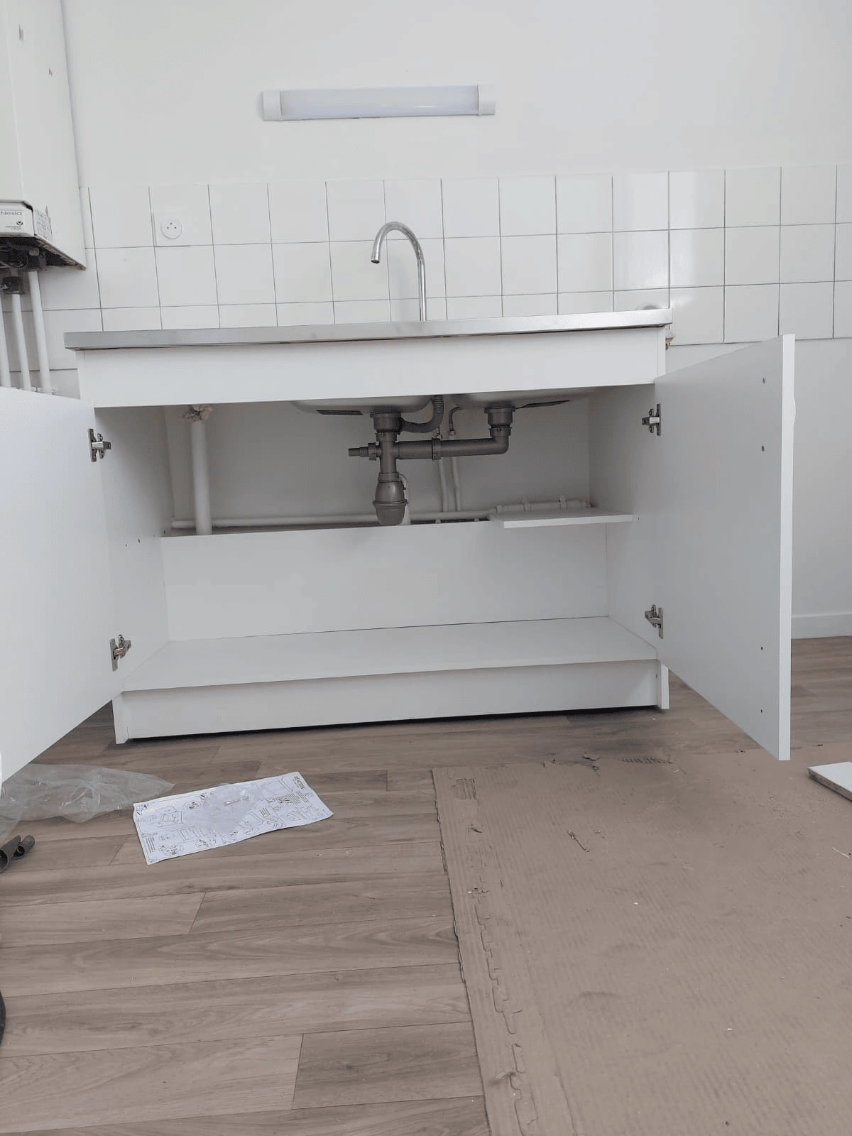 Pose d'un évier par Agir Elec dans une cuisine de maison