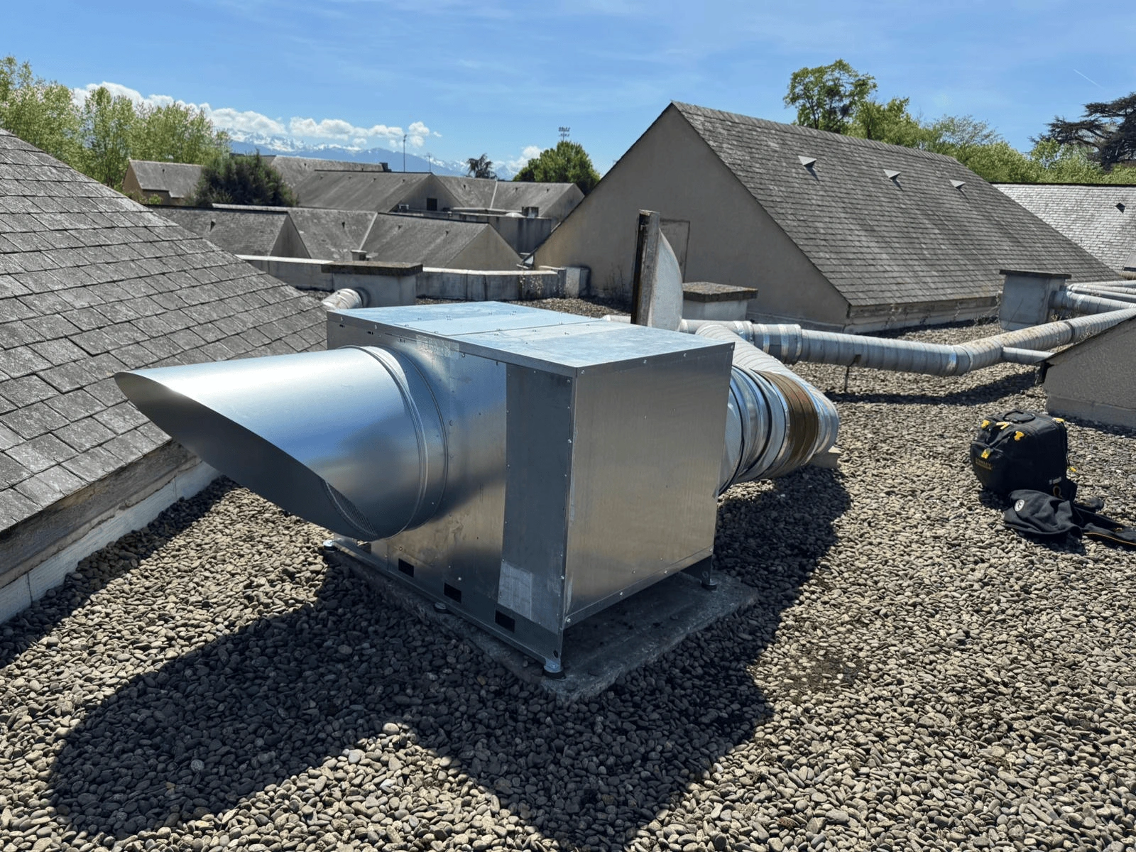 Pose d'une VMC sur un toit d'immeuble par les équipes d'Agir Elec